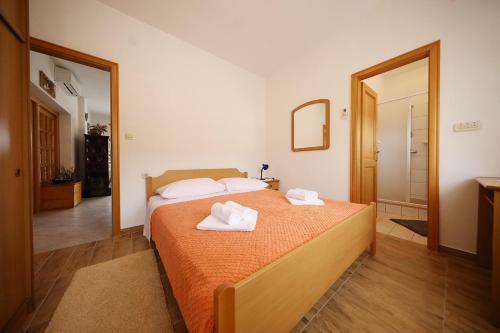 Hostal Kne? Mali I?