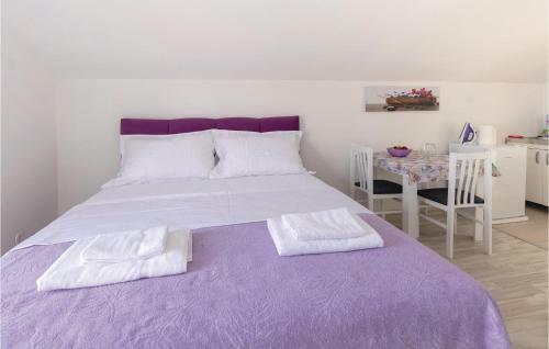 Amazing Apartment In Komarna W/ Wifi