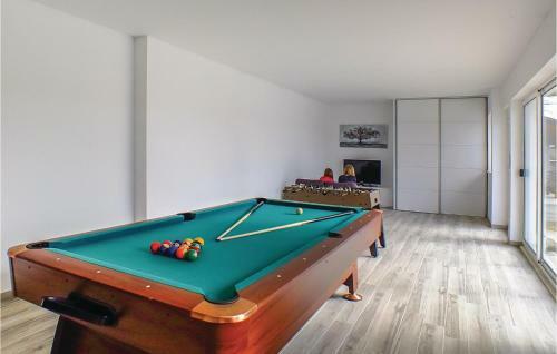 Three-bedroom Holiday Home In Vinjani Donji