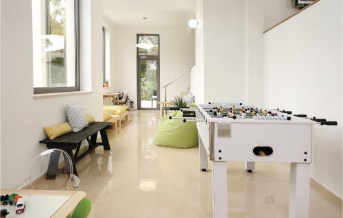 Seven-bedroom Holiday Home In Zaboric