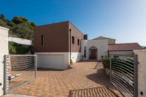 Villa Tela With Pool