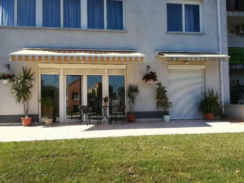 Homy Apartment In Buda, With Safe Garage And Terrace
