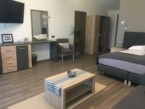Hostal Calypso Lakeside Rooms & Lux Apartments