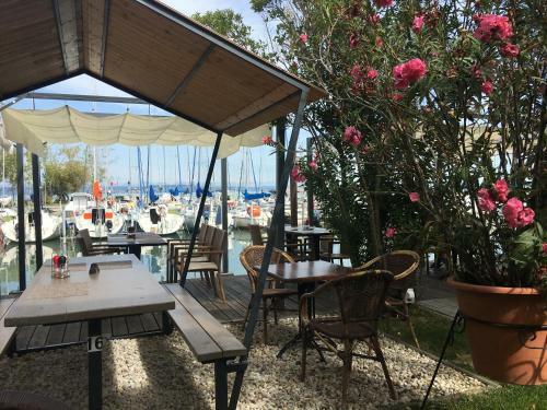 Hostal Calypso Lakeside Rooms & Lux Apartments