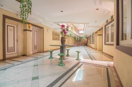 Hotel Reddoorz Near Setrasari Mall 2