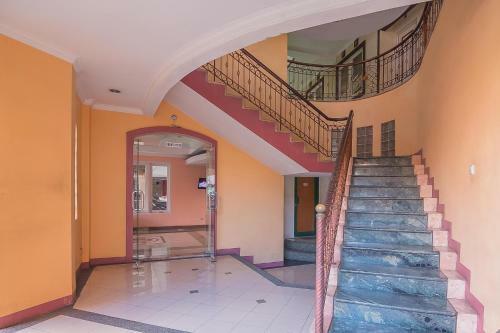 Hotel Reddoorz Near Setrasari Mall 2