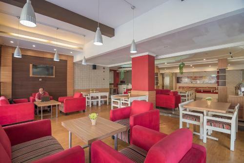 Hotel Reddoorz Near Setrasari Mall 2