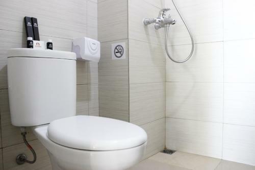 Spacious And Well Appointed 2br @ Gateway Pasteur Apartment By Travelio