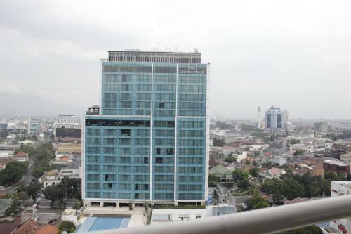 Comfy Studio Apartment At Tamansari Tera Residence By Travelio