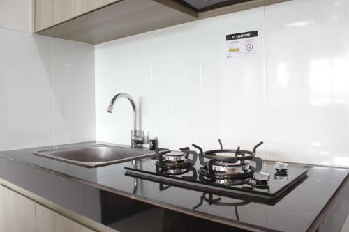 Homey 3br Apartment At Gateway Pasteur Near Exit Toll By Travelio