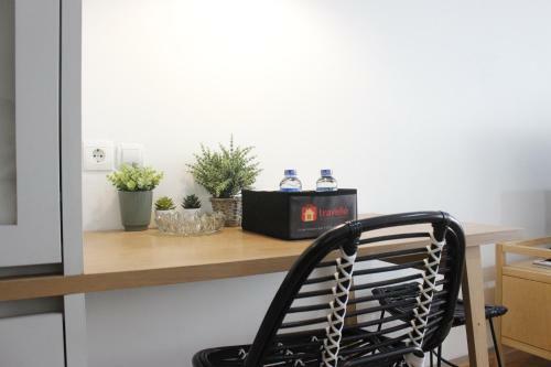 Comfy & Artsy Studio At Beverly Dago Apartment By Travelio