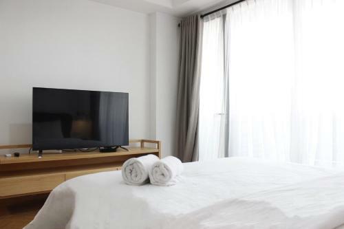 Comfy & Artsy Studio At Beverly Dago Apartment By Travelio