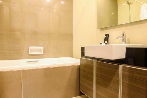 Deluxe And Modern Studio M Gold Tower Apartment By Travelio
