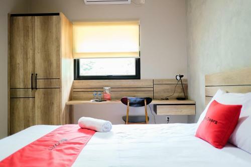 Hotel Reddoorz Near Trans Studio Mall Cibubur 3