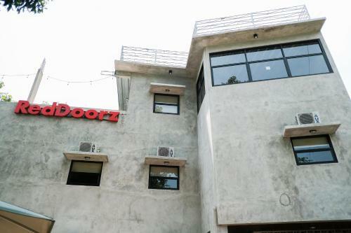 Hotel Reddoorz Near Trans Studio Mall Cibubur 3