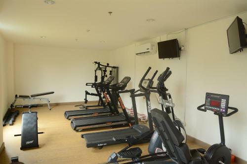 Beautiful 2br At Tree Park Apartment By Travelio