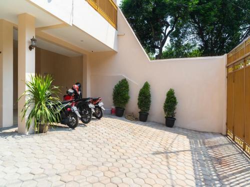 Hostal Reddoorz Near Cipinang Indah Mall