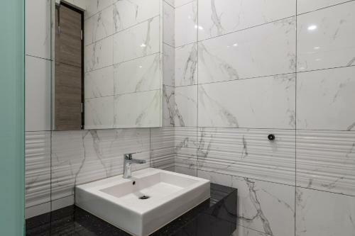 Hotel Reddoorz Plus Near Senayan City