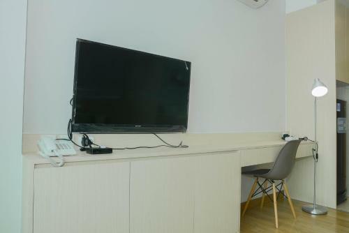 Comfortable Studio Room At Capitol Suites Apartment By Travelio