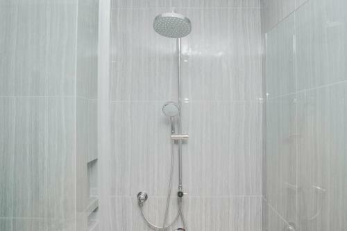 Comfortable Studio Room At Capitol Suites Apartment By Travelio