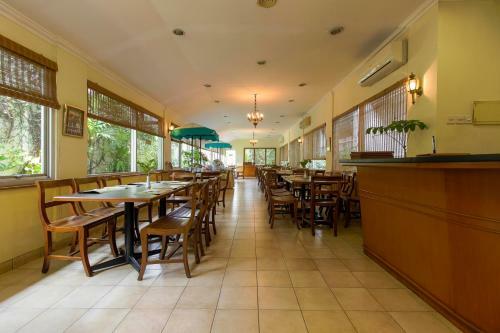 Hostal Reddoorz Plus Near Gbk Senayan