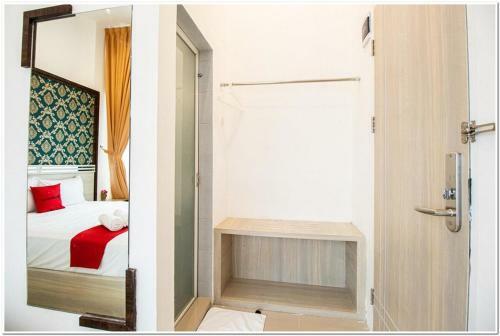 Hostal Reddoorz Plus @ Centrium Katamso Medan