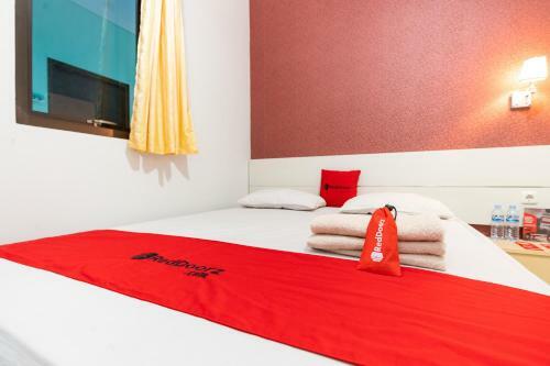 Hostal Reddoorz Plus @ Jalan Pumorow Manado