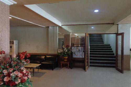 Capital O 3433 Hotel Plaza