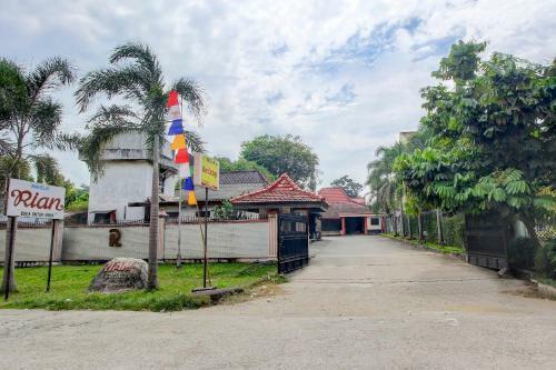 Oyo 3180 Hotel Rian Cottage