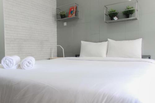 Artistic Studio At Emerald Bintaro Apartment By Travelio
