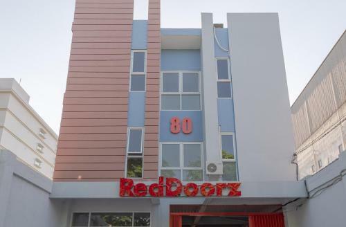 Hostal Reddoorz Plus Syariah @ Raya Nginden 2