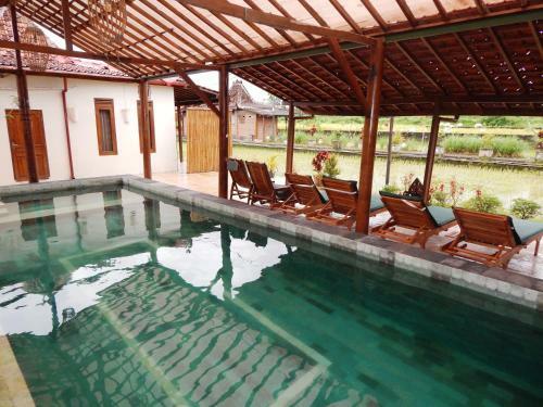 Family Villa Merapi View, Villa Poolside, All Inclusive & Car Driver