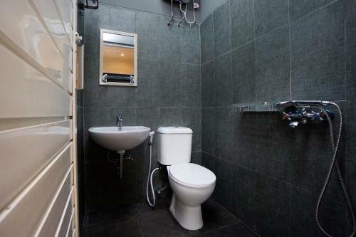 Hotel Oyo 2599 First Living