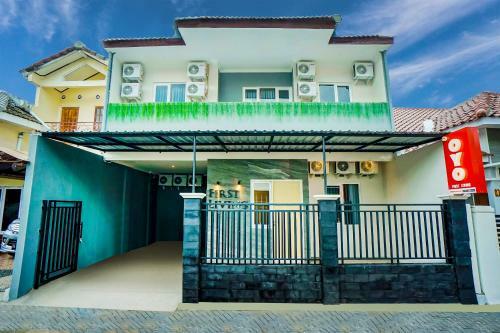Hotel Oyo 2599 First Living