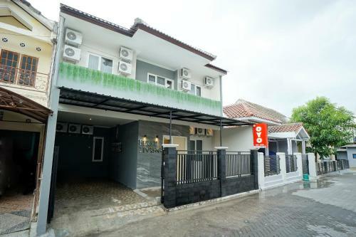 Hotel Oyo 2599 First Living
