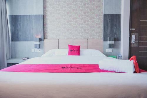Hostal Reddoorz Plus Near Pantai Coastarina 2