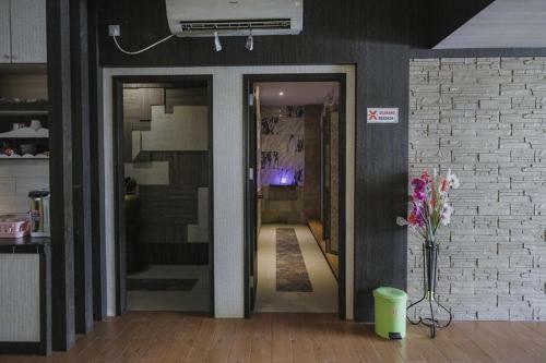 Hostal Reddoorz Plus Near Pantai Coastarina 2