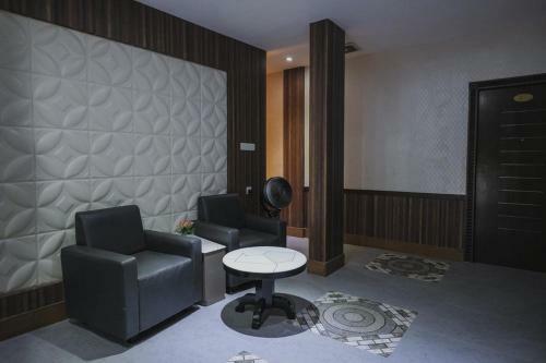 Hostal Reddoorz Plus Near Pantai Coastarina 2
