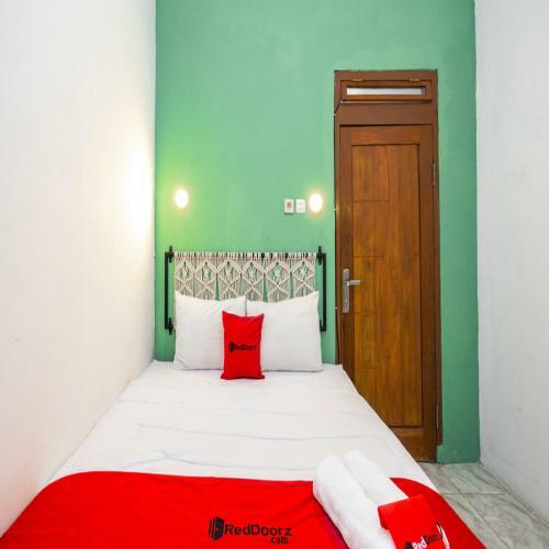 Reddoorz Near Exit Toll Tanah Baru Bogor