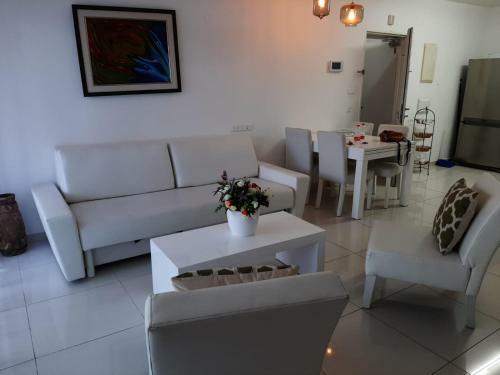 Avi's Suites - Garden Apartment