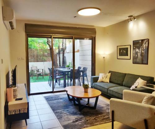 Gorgeous Private Garden Apartment With Pool And Gym