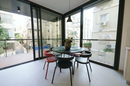 Mr Ezra -luxury 3br Apartment With Balcony, On The Beach