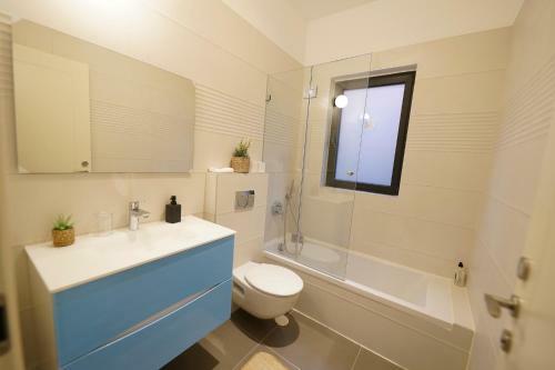 Mr Ezra -luxury 3br Apartment With Balcony, On The Beach