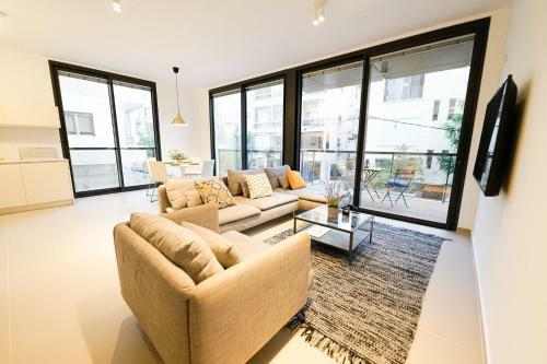 Mr Ezra -luxury 3br Apartment With Balcony, On The Beach