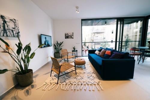 Mr Ezra -luxury 3br Apartment With Balcony, On The Beach