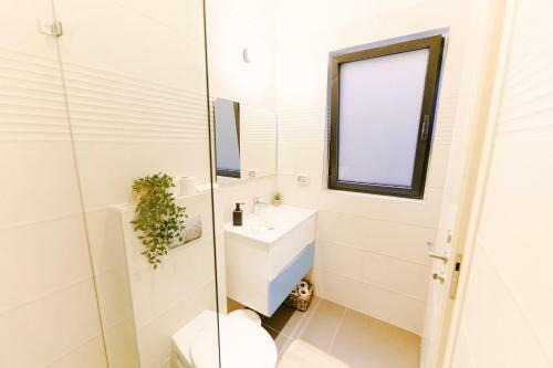 Mr Ezra -luxury 3br Apartment With Balcony, On The Beach