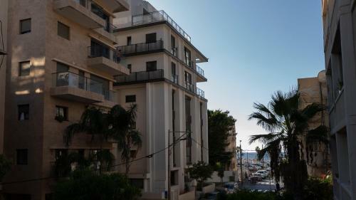 Mr Ezra -luxury 3br Apartment With Balcony, On The Beach