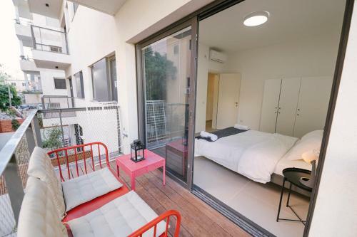Mr Ezra -luxury 3br Apartment With Balcony, On The Beach