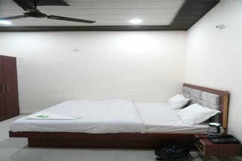 Oyo 79012 Hotel Rm Plaza