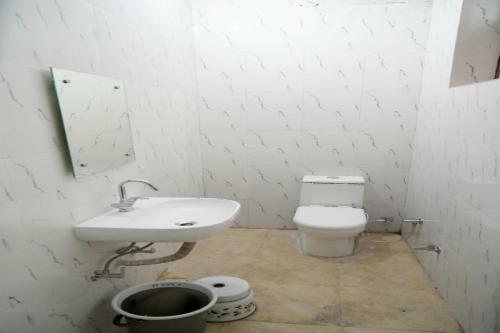 Oyo 79012 Hotel Rm Plaza